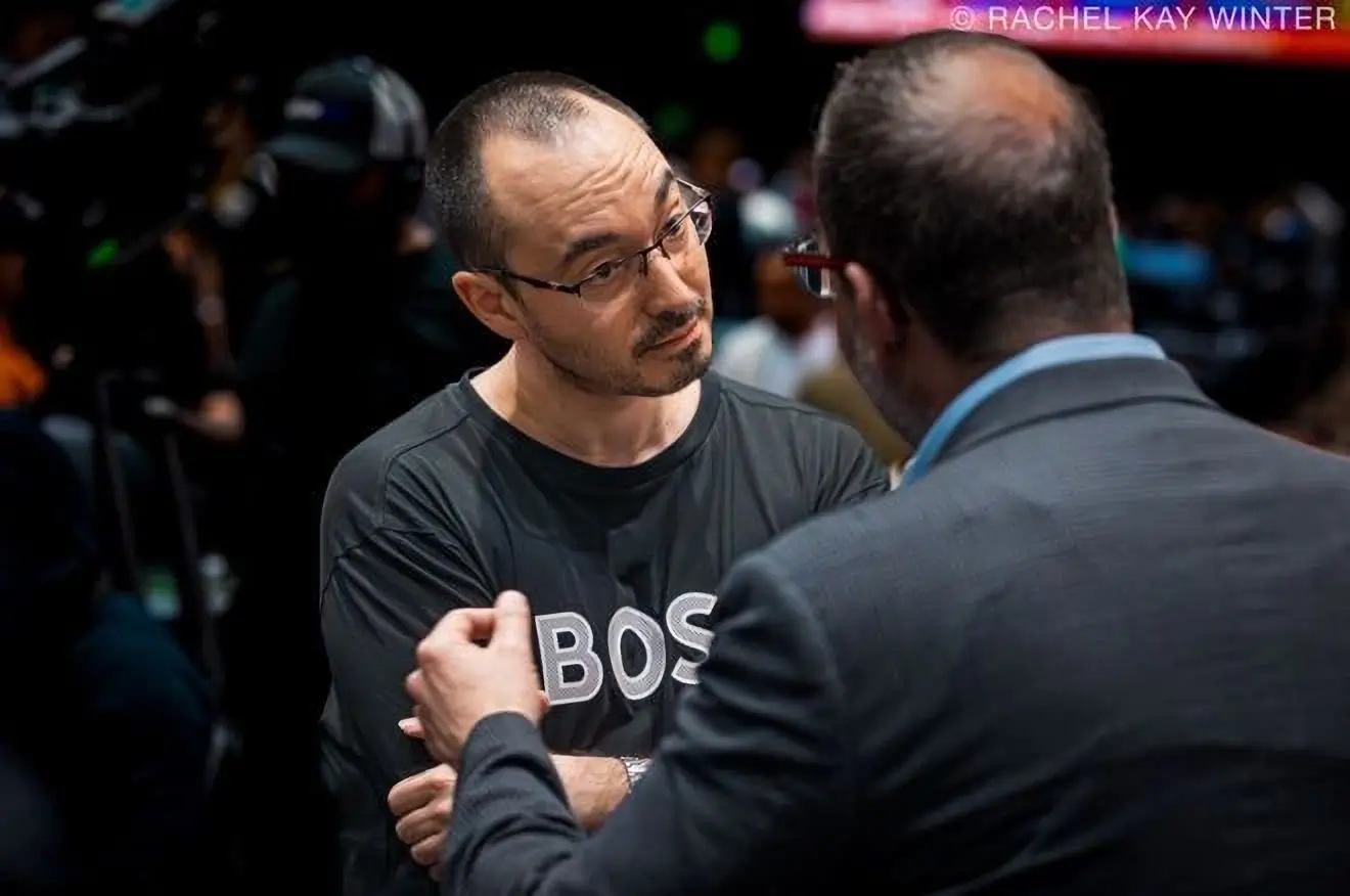 will-kassouf-discutiendo-con-un-oficial-del-torneo